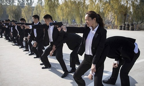 Vệ sĩ Trung Quốc đỏ mắt tìm chủ giàu Vệ sĩ là nghề có mức lương khá cao tại Trung Quốc. Ảnh: Chinanews.