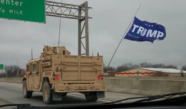 Bí ẩn đoàn xe quân sự treo cờ mang tên Trump Xe quân sự treo cờ mang tên Trump xuất hiện ở Kentucky. Ảnh: Dailymail.