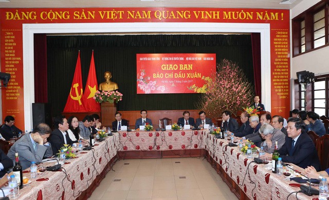 Báo chí cần cổ vũ mạnh mẽ cái mới, khơi dậy sáng tạo Quang cảnh buổi giao ban báo chí đầu xuân.