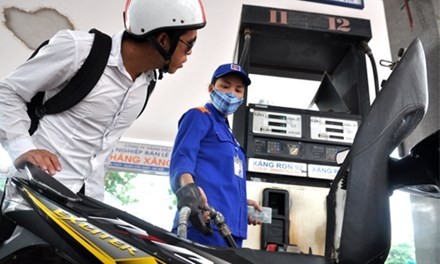 VCCI: Tăng thuế môi trường xăng dầu khiến doanh nghiệp khó cạnh tranh Theo VCCI, tăng thuế xăng dầu sẽ làm giảm sự cạnh tranh của doanh nghiệp trong nước.