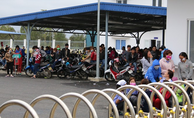 1.000 công nhân Quảng Nam ngừng việc vì bị hạ trợ cấp Công nhân nghỉ việc tập thể đòi quyền lợi.