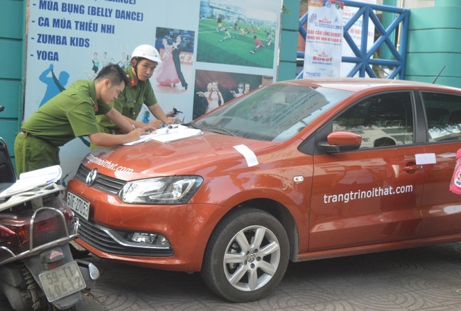 Cẩu ô tô đỗ vỉa hè Sài Gòn, mở lối cho người đi bộ Lực lượng chức năng lập biên bản xử phạt đối với 3 trường hợp xe ô tô đậu trên vỉa hè,