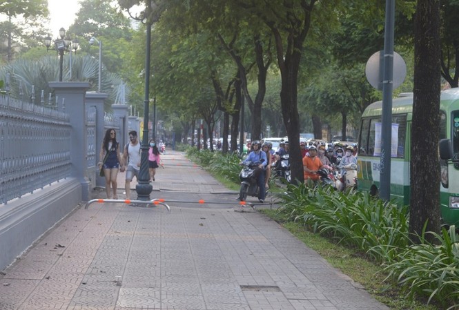 Luật sư: Lắp đặt barie 'ngăn xe máy' trên vỉa hè là trái luật UBND quận 1, TPHCM cho biết đã nhận được nhiều ý kiến về việc lắp đặt rào chắn trên vỉa hè gây khó khăn cho người đi bộ.