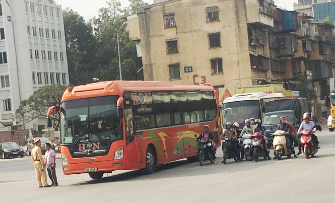 Yêu cầu giải trình vụ Thanh tra làm ngơ với xe trái tuyến Sau khi được phóng viên đề nghị, CSGT kiểm tra, phát hiện xe khách 29B-10081 vi phạm luồng tuyến, sai hành trình trên đường Khuất Duy Tiến ngày 21/2.
