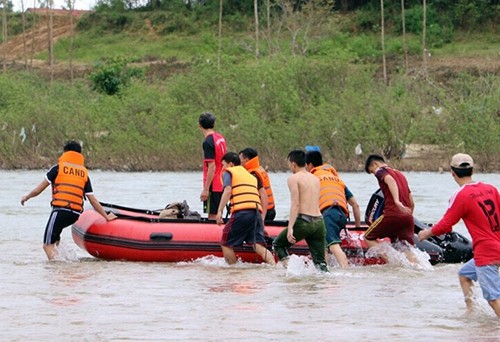 Húc vào trụ cầu, hai thanh niên văng xuống sông Cảnh sát PCCC Quảng Ngãi quần thảo đoạn thượng nguồn sông Trà Khúc tìm nạn nhân. Ảnh: Quảng Lâm.