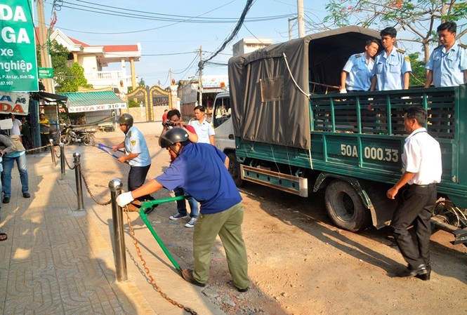 Cắt bỏ hàng rào xích lấn chiếm vỉa hè của Thế giới di động Lực lượng chức năng cắt rào xích của cửa hàng Thế giới di động trên đường Hồ Ngọc Lãm.