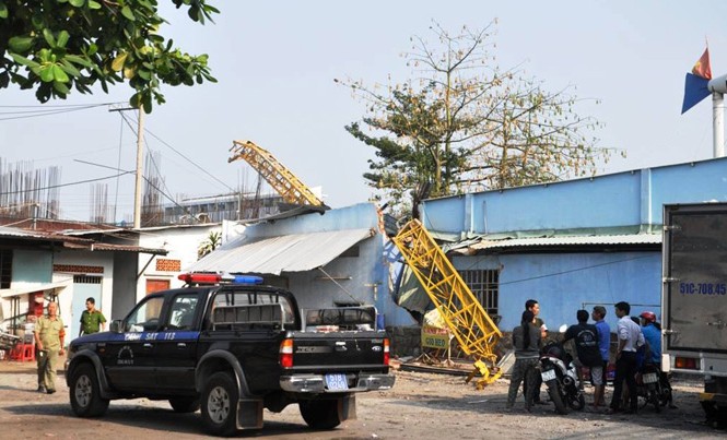 Cần cẩu sập đè nhà dân ở Sài Gòn, 2 người bị thương Hiện trường cần cẩu sập.