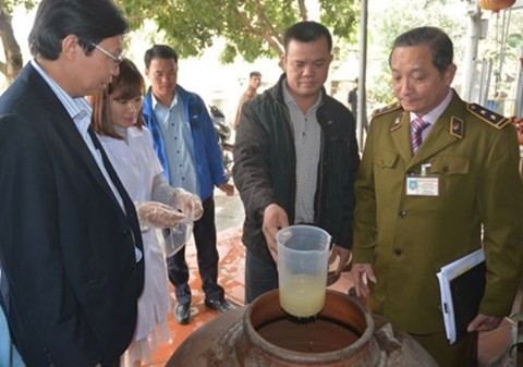 Phát hiện quán cơm bán rượu chứa methanol vượt ngưỡng hơn 2000 lần Hà Nội sẽ tiếp tục kiểm tra, truy lùng rượu nhiễm độc methanol. Ảnh: ANTĐ.