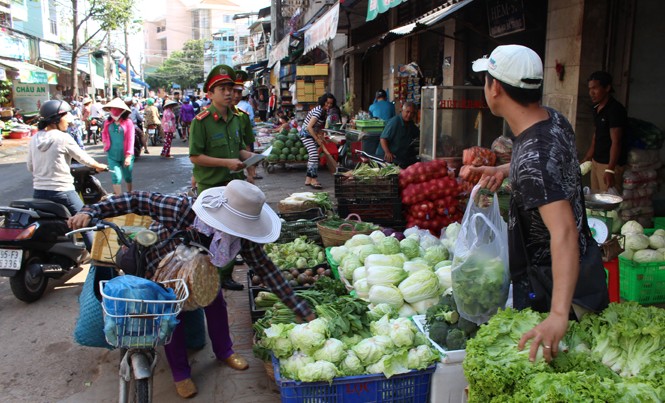 Cần Thơ ra quân xử lý lấn chiếm vỉa hè, lề đường Ảnh 1 Lực lượng CSTT tuyên truyền nhắc nhở các tiểu thương buôn bán lấn chiếm vỉa hè, khu vực chợ Tân An.
