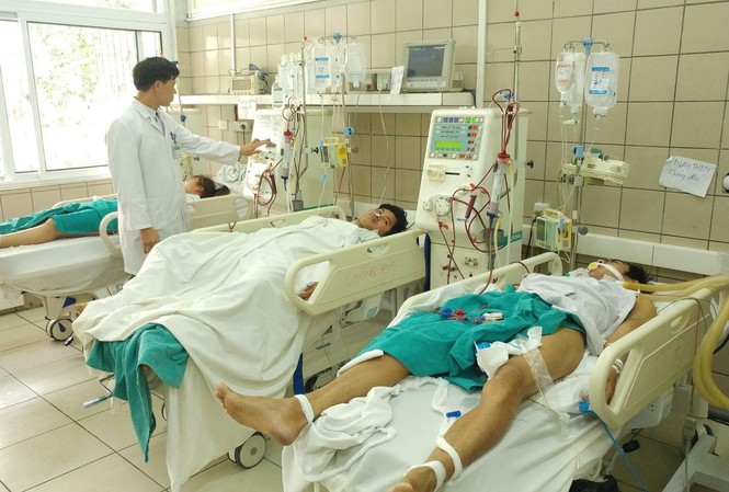 Bảy sinh viên nhập viện vì ngộ độc rượu chứa methanol Các bệnh nhân đang điều trị tại bệnh viện.
