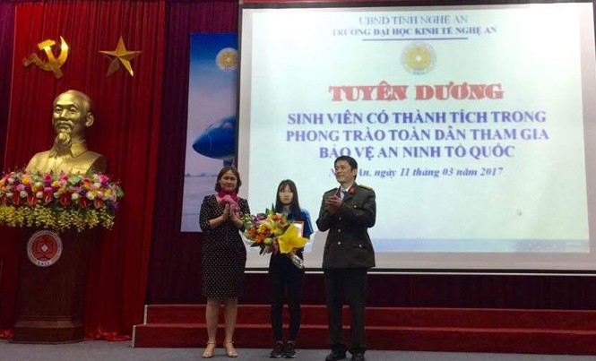 Nữ sinh truy đuổi, đạp ngã kẻ cướp ví tiền trên phố Hành động dũng cảm của hai nữ sinh làm nhiều người thán phục.