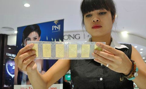 Giá vàng đảo chiều tăng vọt sau nhiều phiên giảm liên tiếp Giá vàng trong nước hiện thấp hơn khoảng 300.000 đồng so với đỉnh trong tuần.