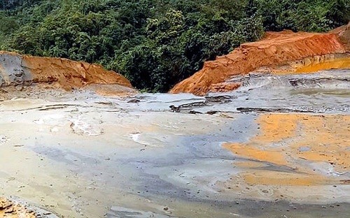 Vỡ đập chứa bùn thải: Cá chết đồng loạt, hàng ngàn hộ dân lo lắng Vỡ đập bùn thải khiến cá chết đồng loạt.