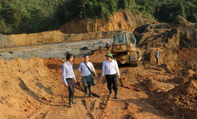 Lộ nhiều sai phạm sau sự cố vỡ đập chứa chất thải quặng Đoàn công tác của Bộ Công thương kiểm tra tại hiện trường vỡ đập.
