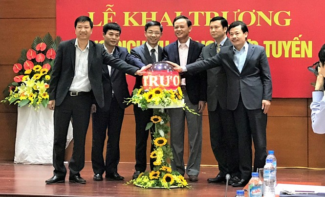 Bộ Nông nghiệp rút ngắn thời gian làm hồ sơ từ 'ngày xuống... phút' Thứ trưởng Bộ NN&PTNT Hà Công Tuấn cùng lãnh đạo một số đơn vị của Bộ nhấn nút khai trương cổng dịch vụ công trực tuyến.
