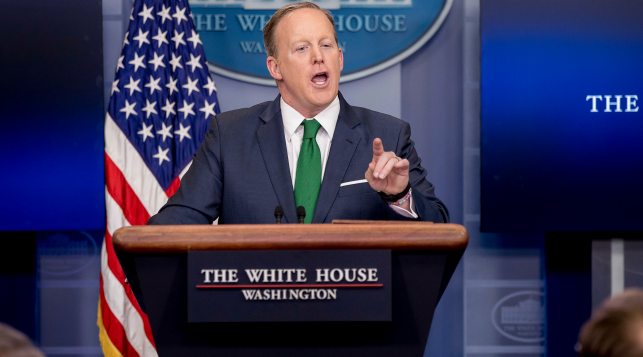 Bênh ông Trump, thư ký Nhà Trắng 'cãi nhau' với phóng viên Thư ký báo chí Nhà Trắng Sean Spicer