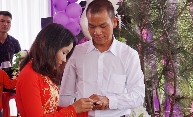 Đám cưới của tử tù bị lãng quên Chú rể Đặng Văn Thế và Cô dâu Đào Thị Hiệp trao nhẫn cưới trong lễ thành hôn.