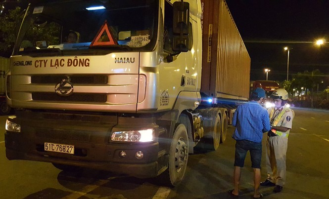 Xử lý hàng loạt container vì đỗ bậy Lực lượng chức năng xử lý xe container đang đậu đỗ sai quy định tại giao lộ Nguyễn Văn Linh – Nguyễn Thị Thập.