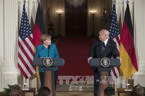 Bản tin 14H: Đức bị cáo buộc 'nợ' NATO những khoản tiền lớn Tổng thống Mỹ Donald Trump (phải) và Thủ tướng Đức Angela Merkel tại họp báo chung ngày 17/3. Ảnh: AFP/TTXVN.