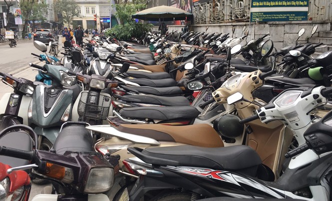 Hà Nội rút giấy phép nhiều điểm trông xe “chặt chém” Hà Nội đang ra quân dẹp vi phạm vỉa hè nhưng phố Yết Kiêu, xe máy vẫn tràn ngập.