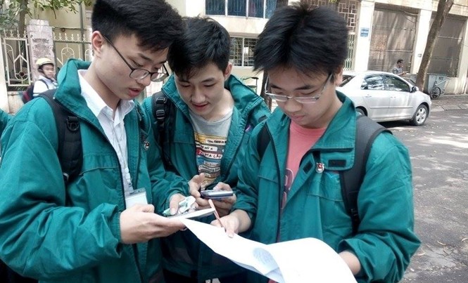 Sai sót ở đề thi thử môn Hóa THPT quốc gia 2017 tại Hà Nội Học sinh tại trường THPT Nguyễn Tất Thành trao đổi đáp án sau giờ thi.