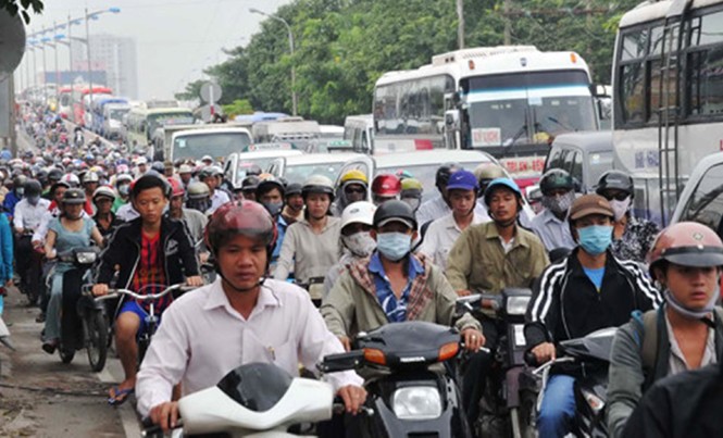 Nhiều tuyến đường ở TPHCM sẽ có làn dành riêng cho xe buýt Không có làn đường dành riêng, xe buýt phải len lỏi giữa “rừng” phương tiện cá nhân.