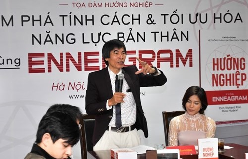 TS Lê Thẩm Dương: Một nửa cử nhân không dùng đến bằng đại học Tiến sĩ Lê Thẩm Dương (đứng) chia sẻ tại buổi toạ đàm. Ảnh: Linh Hương.