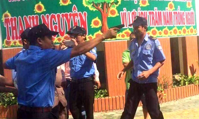 Bảo vệ xông vào trường học rút súng bắt người: Liên quan đến TAND? Bảo vệ xông vào trường học rút súng doạ bắn người.