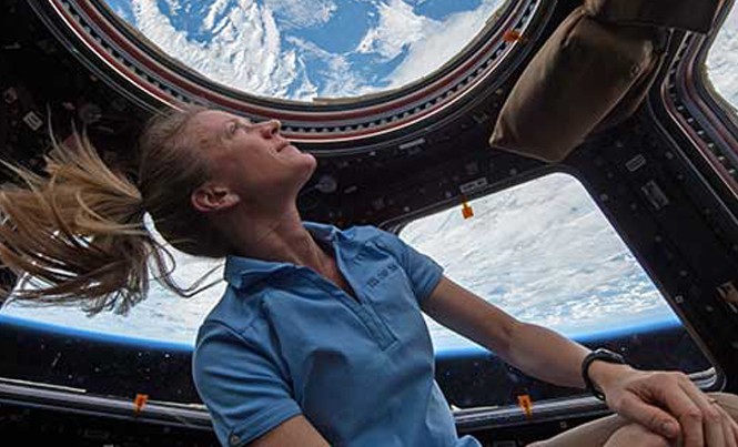 Một học sinh chỉ ra lỗi sai trong dữ liệu của NASA Bên trong Trạm vũ trụ Quốc tế. Ảnh: NASA.