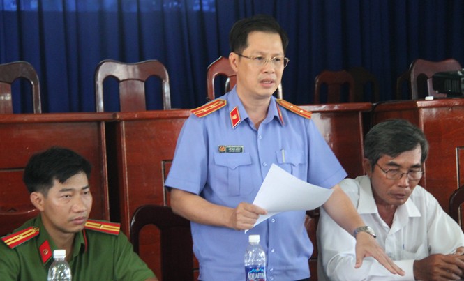 Xin lỗi người bị oan trong “vụ án bất thường ở Bình Chánh” Đại diện 3 cơ quan tố tụng huyện Bình Chánh xin lỗi. ảnh: Tân Châu.