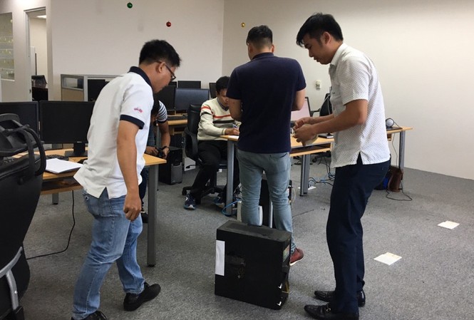 Phó giám đốc nữ điều hành đường dây đánh bạc hàng chục nghìn tỷ đồng Công an tiến hành khám xét nơi ở và công ty của Nguyễn Thị Khéo. Ảnh: Việt Văn.