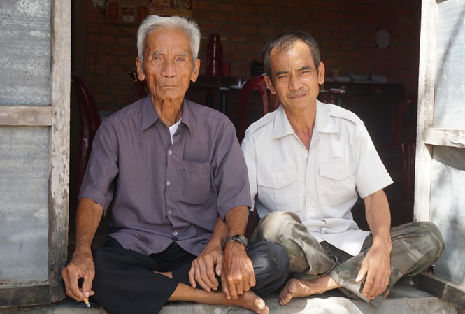 Tiền bồi thường đã chuyển, ông Nén chưa nhận được Ông Huỳnh Văn Nén và cụ Huỳnh Văn Truyện, cha ông Nén ngày 29/11/2015, sau khi ông Nén được trả tự do.