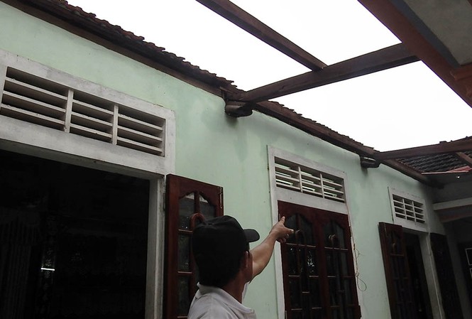 Lốc xoáy dữ dội ở Quảng Trị, hàng chục nhà dân tốc mái Lốc xoáy dữ dội ở Quảng Trị, hàng chục nhà dân tốc mái