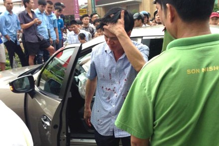 Viện trưởng VKSND huyện gây tai nạn liên hoàn Ông Đặng Việt Khoa bước xuống xe ô tô sau khi gây ra vụ tai nạn liên hoàn trong tình trạng có vết thương ở đầu. (Ảnh: Tùng B.).