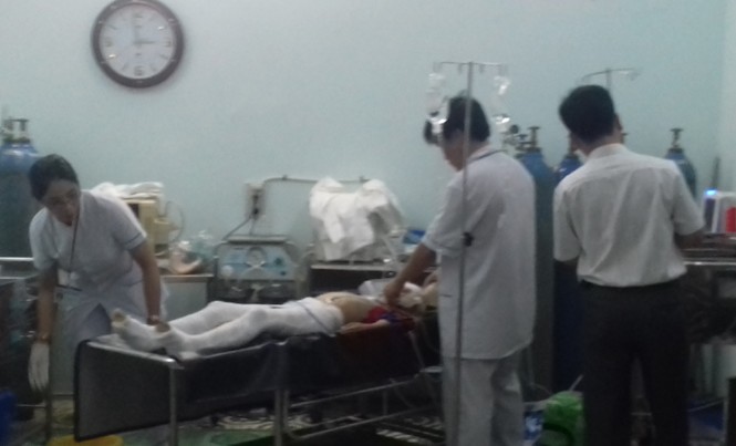 Cột điện đổ đè thương vong mẹ con nữ giáo viên Cháu Huy đang được cấp cứu tại Bệnh viện.