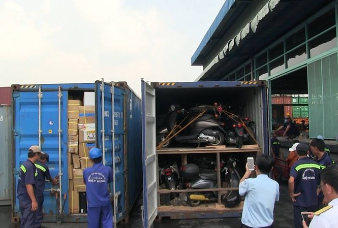 Phát hiện container chứa nhiều xe máy nhập lậu ở cảng Cát Lái Hai container chứa xe máy và hàng điện tử trị giá cả trăm tỷ đồng.