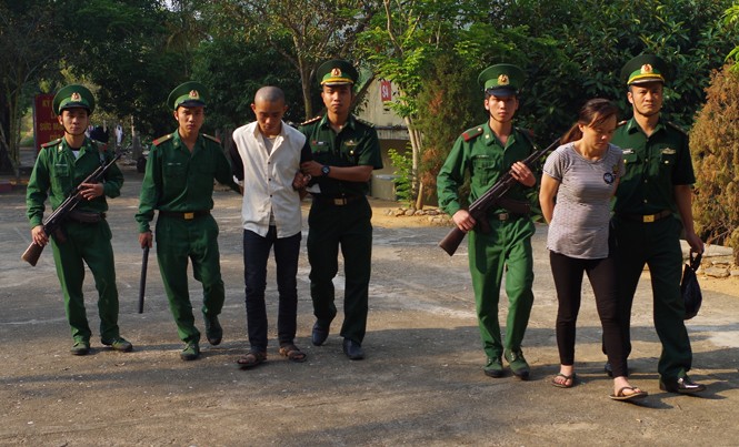 Bắt 2 đối tượng vượt biên buôn ma túy Hai đối tượng bị bắt giữ. Ảnh: Bộ đội Biên phòng Thanh Hóa.