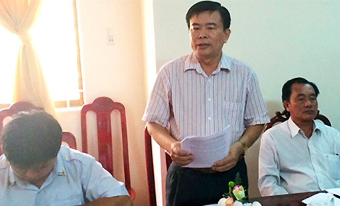 Hậu Giang 'trả' 3 tuổi cho phó thanh tra tỉnh Ông Lê Khả Đoàn (đứng) trong một buổi đối thoại với ngành chức năng tỉnh Hậu Giang. Ảnh: A.X.