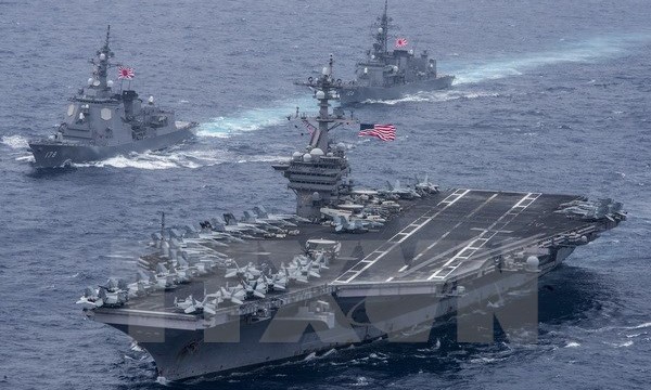 RADIO 99s chiều 10/5: Mỹ sẽ tiếp tục tuần tra tại Biển Đông Tàu sân bay Carl Vinson của Mỹ cùng với tàu khu trục của Nhật Bản tại Biển Philippines ngày 26/4. Ảnh minh họa. Nguồn: EPA/TTXVN.