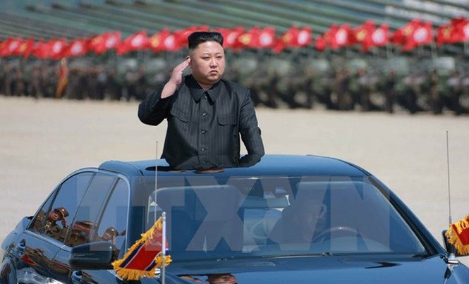 Bản tin 20H: Triều Tiên muốn dẫn độ đối tượng mưu sát Kim Jong-un Nhà lãnh đạo Triều Tiên Kim Jong-un kiểm tra một cuộc tập trận bắn đạn thật nhân dịp kỷ niệm 85 năm ngày thành lập Quân đội Nhân dân Triều Tiên (25/4/1932-25/4/2017). Nguồn: Yonhap/TTXVN.