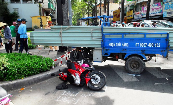 Xe chở tôn dài hơn 10m cứa 2 người trọng thương Hiện trường tai nạn.