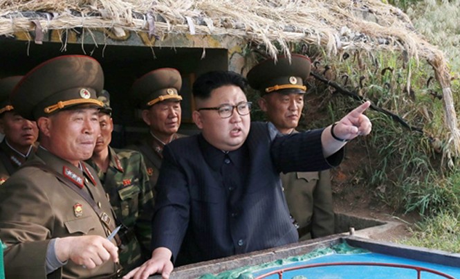 Bản tin 20H: Triều Tiên công bố danh tính 4 nghi phạm mưu sát Kim Jong-un Lãnh đạo Triều Tiên Kim Jong-un và các quan chức quân sự. Ảnh: KCNA.