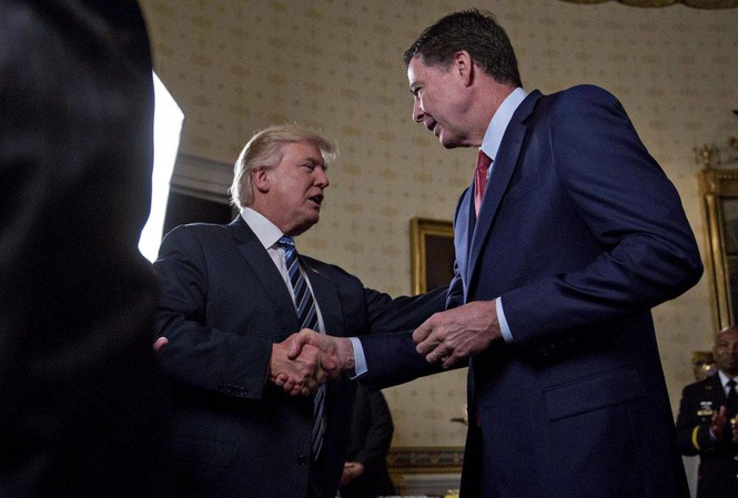 Bản tin 8H: Nhà Trắng bác tin ông Trump đe doạ Giám đốc FBI bị sa thải Tổng thống Mỹ Donald Trump (trái) và ông James Comey trong một cuộc gặp.