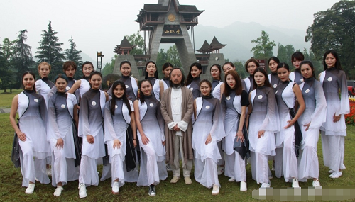 Võ sư truyền thụ Thái Cực Quyền cho dàn siêu mẫu Chưởng môn phái Thanh Thành Thái Cực Quyền (giữa) chụp ảnh kỷ niệm cũng thí sinh cuộc thi siêu mẫu quốc tế 2016. Ảnh: QQ.