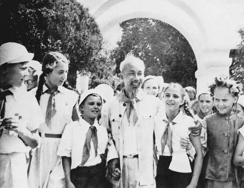 Truyền thông Argentina ca ngợi Chủ tịch Hồ Chí Minh Bác Hồ với các cháu thiếu nhi Liên Xô (8/1957). Ảnh: Tư liệu.