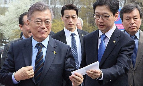 Vệ sĩ điển trai tự nguyện bảo vệ Tổng thống Hàn Quốc Choi Young-jae (giữa), vệ sĩ của tổng thống Hàn Quốc, gây sốt mạng xã hội vì vẻ ngoài điển trai và lạnh lùng. Ảnh: Korea Times.