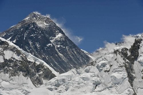 Bản tin 20H: Chinh phục đỉnh Everest, 2 người bỏ mạng ở độ cao trên 8.000m Toàn cảnh núi Everest, ngọn núi cao nhất thế giới với đỉnh cao 8.848 mét ở Nêpan, ngày 23/5/2013. Ảnh: Kyodo/TTXVN.