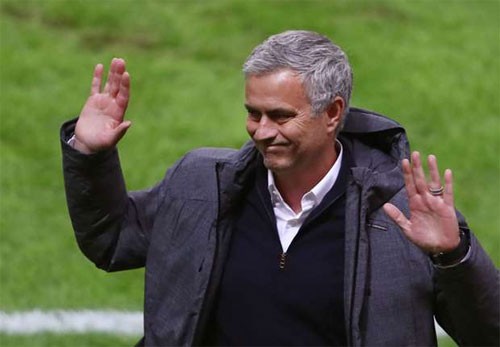 Mourinho: 'Nhà thơ không thể giành nhiều danh hiệu' Mourinho giúp Man Utd chơi áp đảo dù không có Ibrahimovic. Ảnh: Reuters.