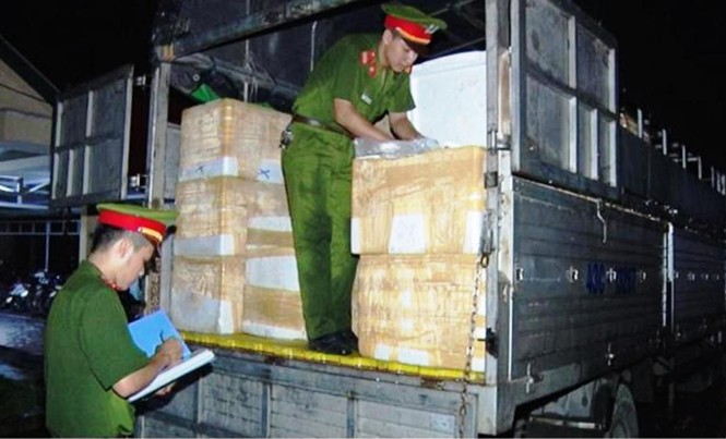 Phát hiện, thu giữ 3,5 tấn nội tạng động vật phân hủy trên ô tô tải Công an thu giữ lô hàng gồm 52 thùng xốp chứa nội tạng động vật đã phân hủy.