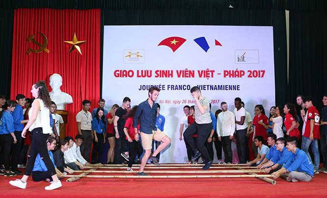Sinh viên Pháp múa sạp cùng sinh viên Việt Nam Sinh viên Pháp múa sạp cùng sinh viên Việt Nam